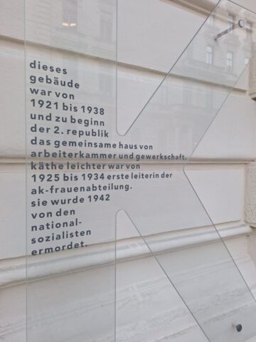 Gedenktafel für Käthe Leichter in der Ebendorferstraße (1. Bezirk), dem ehemaligen AK- und Gewerkschaftshaus