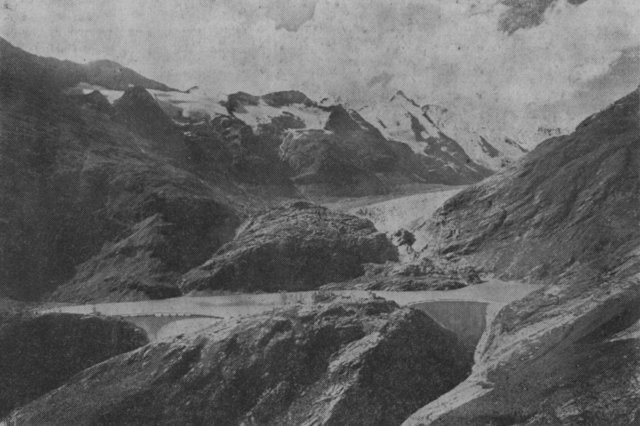 Der Margaritzenspeicher mit den beiden Staumauern zu Füßen der Pasterze 1955